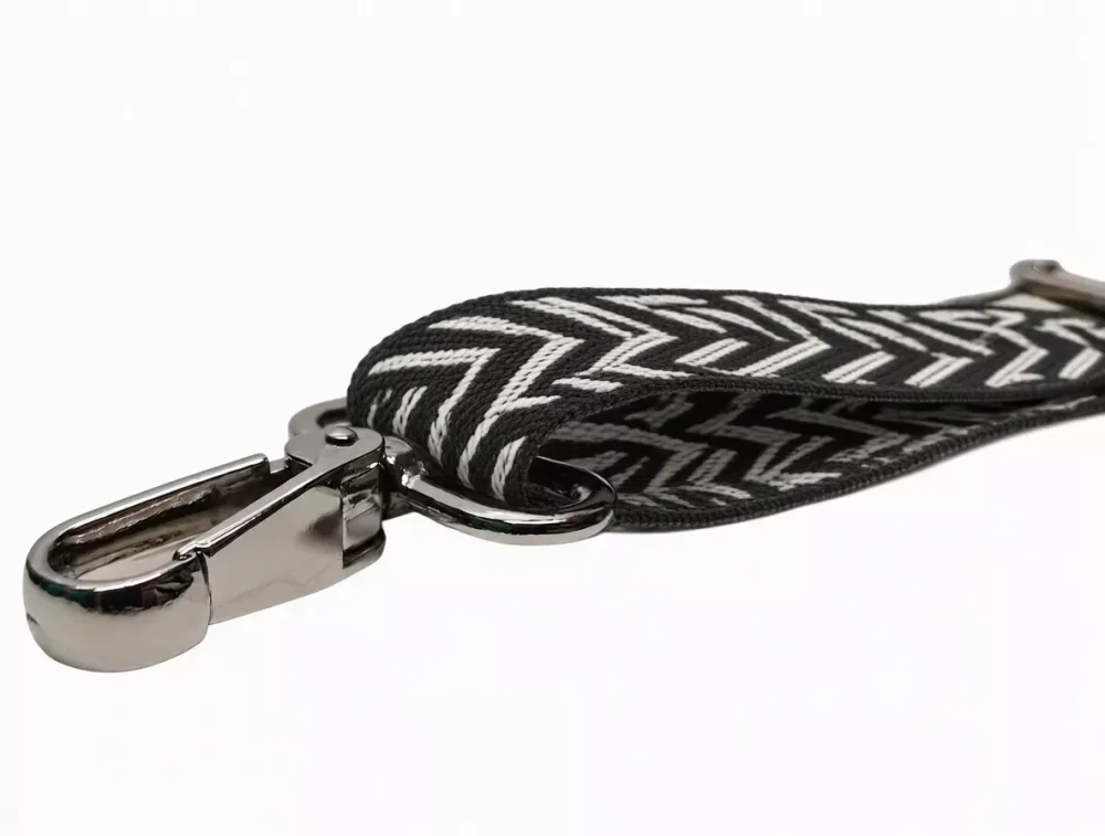 Srebrny metalowy karabińczyk paska do torby w jodełkę beżowo-czarny 38 mm