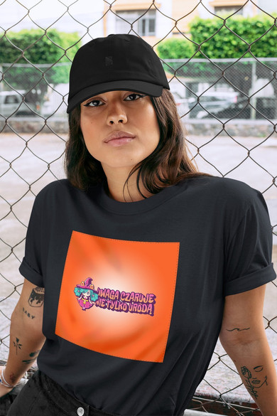 Koszulka z naszywką Uwaga czaruje nie..