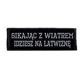 Naszywka SIKAJĄC Z WIATREM IDZIESZ NA ŁATWIZNĘ