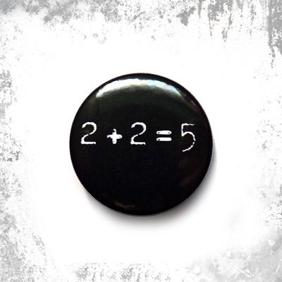 Przypinka 2+2=5