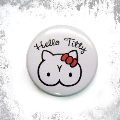 Przypinka HELLO TITTY