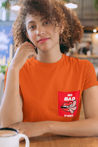 Koszulka z kieszonką NO BAD VIBES