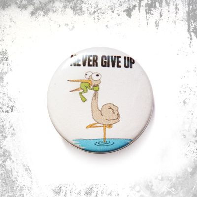 Przypinka NEVER GIVE UP