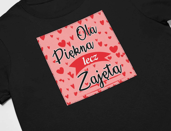 Koszulka z naszywką na Walentynki TWÓJ NAPIS