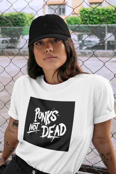 Koszulka z naszywką Punk's Not Dead
