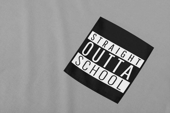 Koszulka z kieszonką STRAIGHT OUTTA SCHOOL