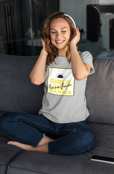 Bluzka damska z naszywką Girls just wanna …