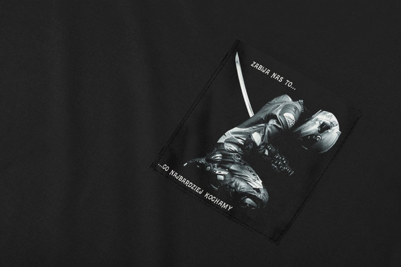 Koszulka z kieszonką Zabija nas to co ...