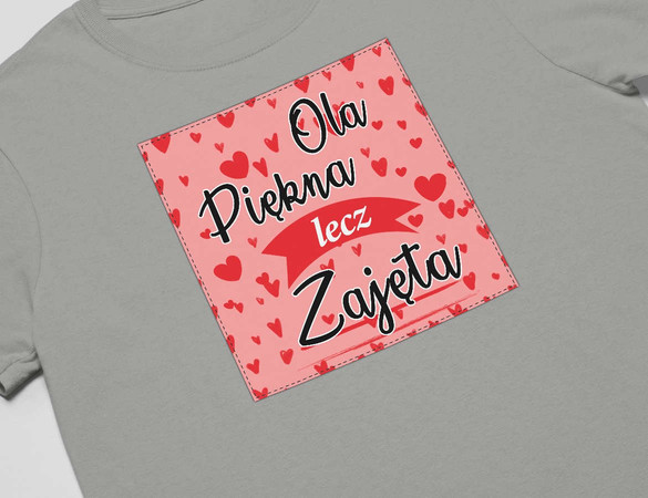 Koszulka z naszywką na Walentynki TWÓJ NAPIS