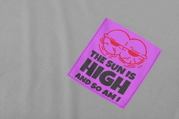 Koszulka z kieszonką THE SUN IS HIGH AND