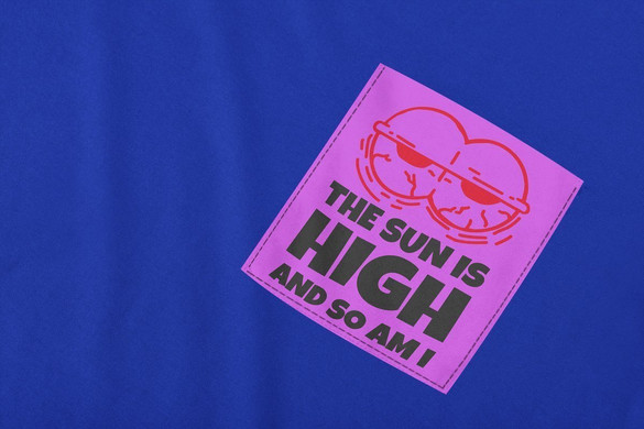 Koszulka z kieszonką THE SUN IS HIGH AND