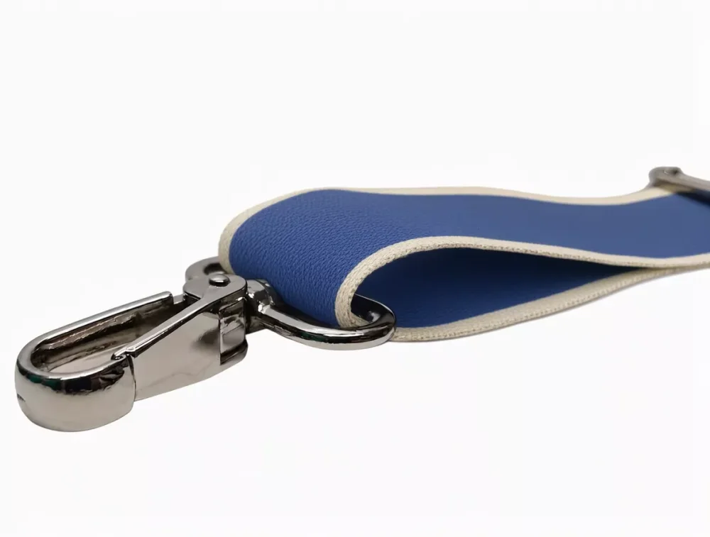 Srebrny metalowy karabińczyk paska do torby jeansowy z jasnobeżowymi brzegami 38 mm