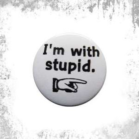 Przypinka I'M WITH STUPID 01