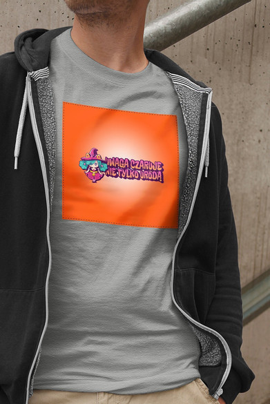 Koszulka z naszywką Uwaga czaruje nie..