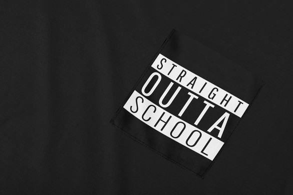 Koszulka z kieszonką STRAIGHT OUTTA SCHOOL