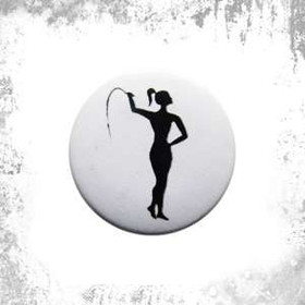 Przypinka KOBIETA Z BICZEM