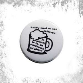 Przypinka  KAŻDY MUSI W COŚ WIERZYĆ 02