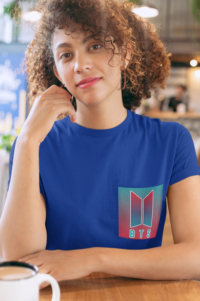 Koszulka z kieszonką BTS LOGO KOLOROWE 