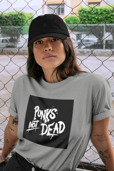 Koszulka z naszywką Punk's Not Dead