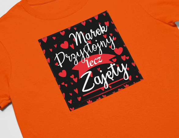 Koszulka z naszywką na Walentynki TWÓJ NAPIS