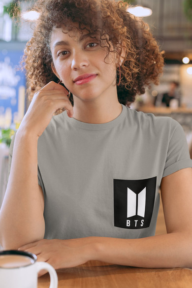 Koszulka z kieszonką BTS LOGO BIAŁE