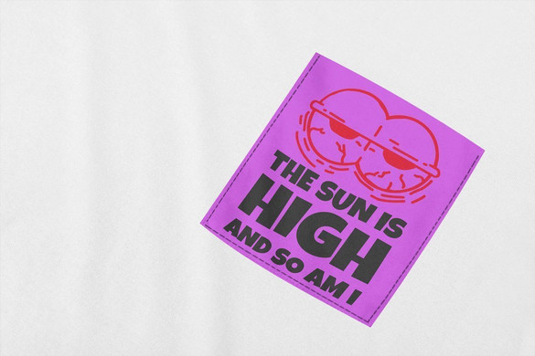 Koszulka z kieszonką THE SUN IS HIGH AND