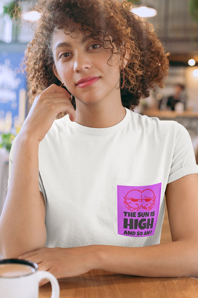 Koszulka z kieszonką THE SUN IS HIGH AND