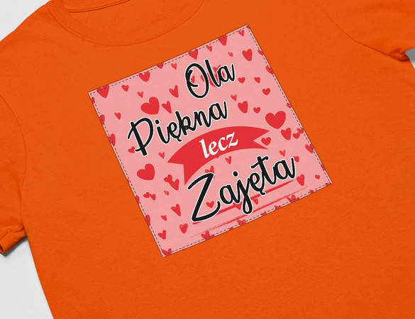 Koszulka z naszywką na Walentynki TWÓJ NAPIS