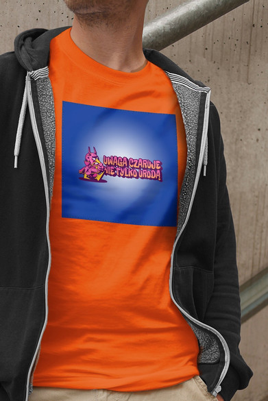 Koszulka z naszywką Uwaga czaruje...