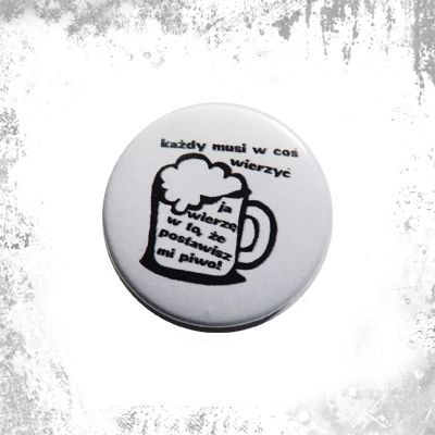 Przypinka KAŻDY MUSI W COŚ WIERZYĆ 02