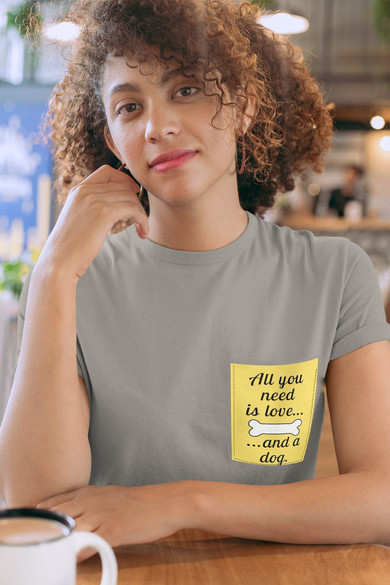 Koszulka z kieszonką ALL YOU NEED IS