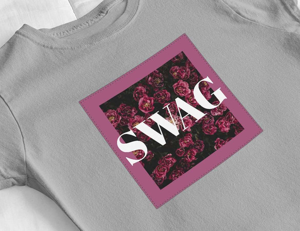 Bluzka damska z naszywką SWAG