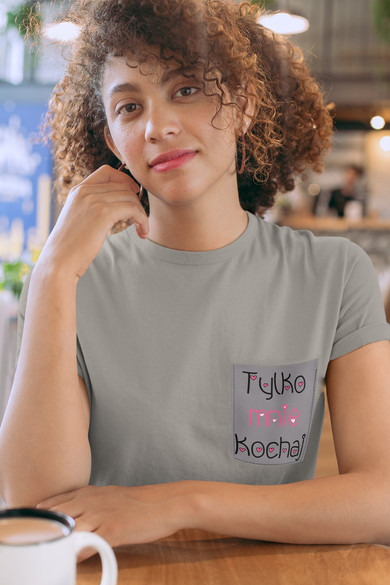 Koszulka z kieszonką TYLKO MNIE KOCHAJ