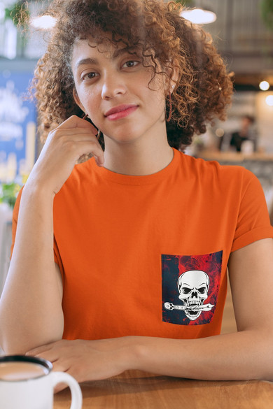 Koszulka z kieszonką CZASZKA ZE SZTYLETEM