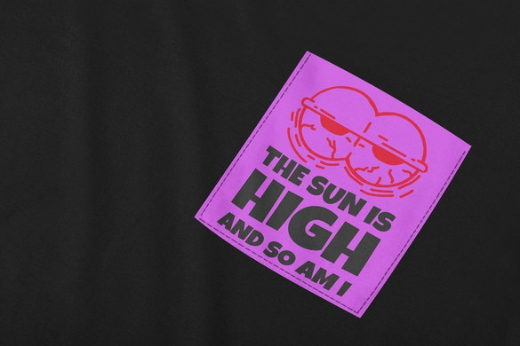Koszulka z kieszonką THE SUN IS HIGH AND