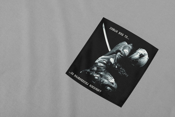 Koszulka z kieszonką Zabija nas to co ...