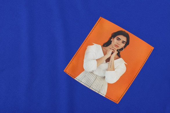 Koszulka z kieszonką DUA LIPA 02