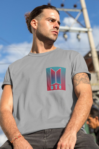 Koszulka z kieszonką BTS LOGO KOLOROWE 