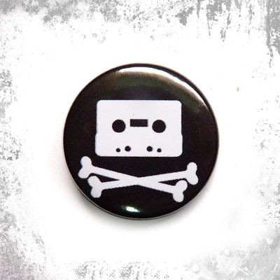 Przypinka KASETA PIRACKA