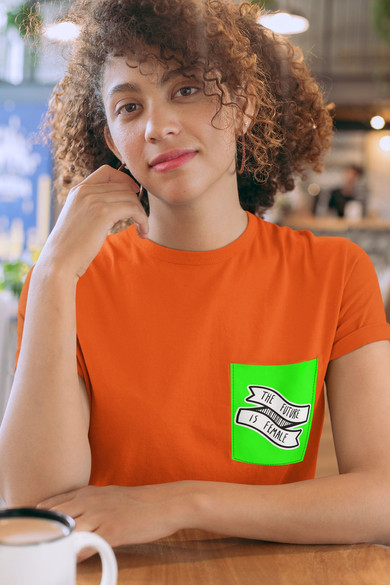 Koszulka z kieszonką THE FUTURE IS