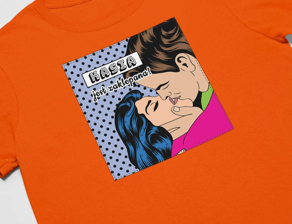 Koszulka z naszywką na Walentynki TWÓJ NAPIS