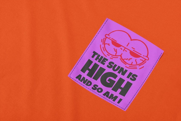 Koszulka z kieszonką THE SUN IS HIGH AND