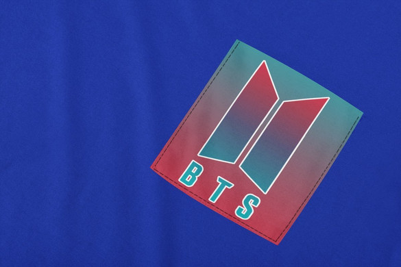 Koszulka z kieszonką BTS LOGO KOLOROWE 