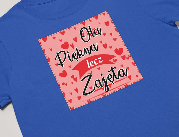 Koszulka z naszywką na Walentynki TWÓJ NAPIS