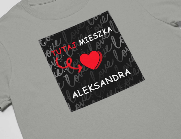 Koszulka z naszywką na Walentynki TWÓJ NAPIS