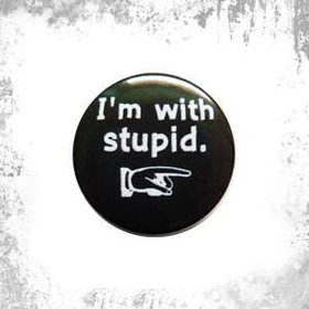 Przypinka I'M WITH STUPID