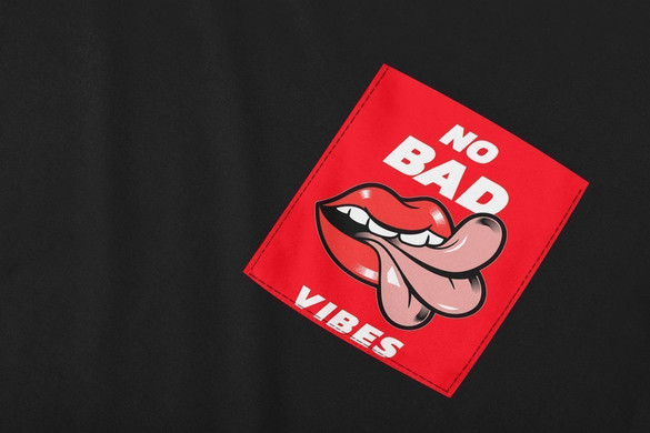 Koszulka z kieszonką NO BAD VIBES