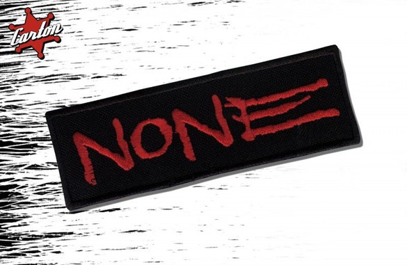 NASZYWKA NONE: LOGO - czerwony napis