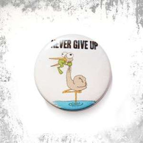 Przypinka NEVER GIVE UP