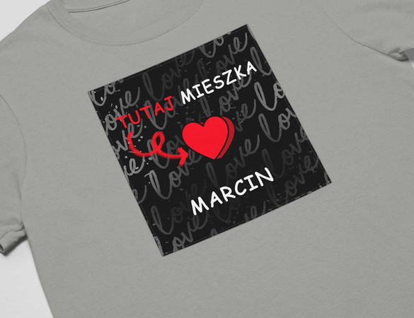 Koszulka z naszywką na Walentynki TWÓJ NAPIS